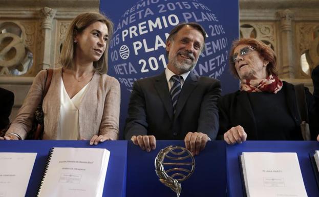 El presidente del grupo Planeta, José Creuheras (c), junto a las escritoras Carmen Posadas (i) y Rosa Regàs (d).