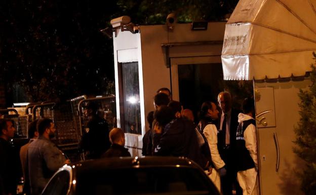 Policías turcos llegan al consulado de Arabia Saudí.