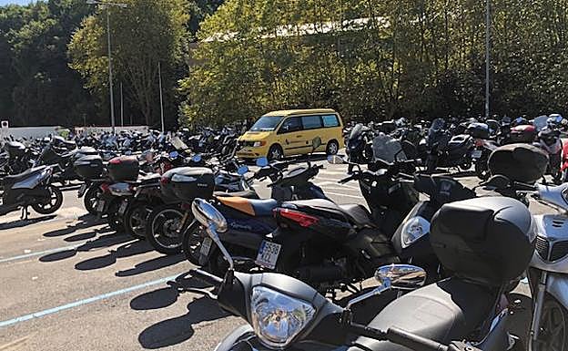 Los días de partido el parking de Anoeta suele estar lleno de motos