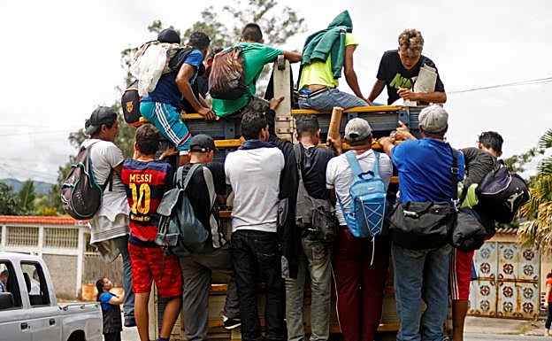 Un grupo de hondureños en Quezaltepeque, Guatemala, tratan de llegar a EE UU.