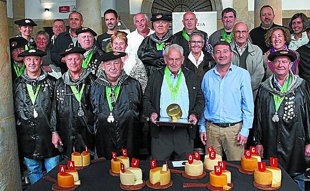 Joxe Aranburu, rodeado de miembros de la cofradía, del jurado y autoridades. 