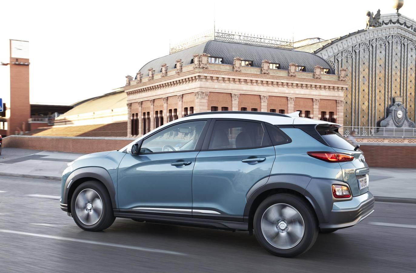 La gama del Kona, el nuevo SUV urbano de Hyundai, se amplía con un motor eléctrico. El modelo se comercializa en dos versiones que se diferencian en la capacidad de la batería.