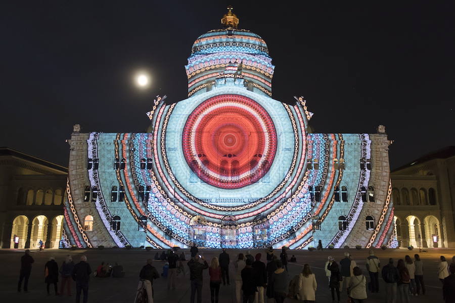 El espectáculo de luz 'Rendez-vous Bundesplatz' proyecta imágenes de 'Le Petit Prince' (El Principito) del autor Antoine de Saint-Exupery en la fachada de la Bundeshaus (Edificio del Parlamento) en la plaza Bundesplatz en Berna (Suiza). El espectáculo multimedia se puede ver de forma gratuita del 19 de octubre al 24 de noviembre.