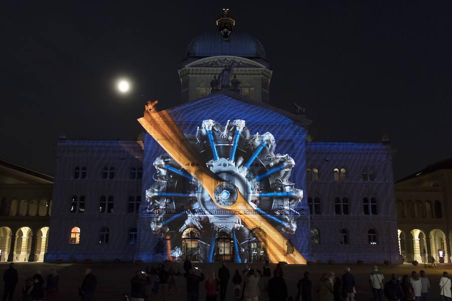 El espectáculo de luz 'Rendez-vous Bundesplatz' proyecta imágenes de 'Le Petit Prince' (El Principito) del autor Antoine de Saint-Exupery en la fachada de la Bundeshaus (Edificio del Parlamento) en la plaza Bundesplatz en Berna (Suiza). El espectáculo multimedia se puede ver de forma gratuita del 19 de octubre al 24 de noviembre.