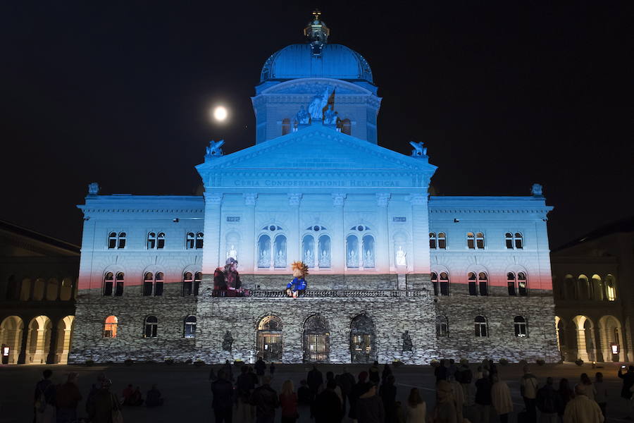 El espectáculo de luz 'Rendez-vous Bundesplatz' proyecta imágenes de 'Le Petit Prince' (El Principito) del autor Antoine de Saint-Exupery en la fachada de la Bundeshaus (Edificio del Parlamento) en la plaza Bundesplatz en Berna (Suiza). El espectáculo multimedia se puede ver de forma gratuita del 19 de octubre al 24 de noviembre.