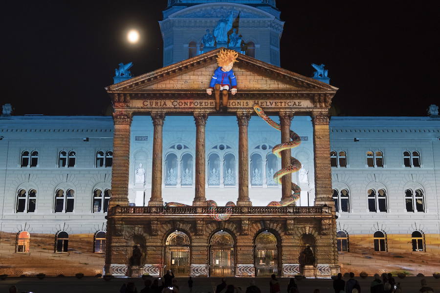 El espectáculo de luz 'Rendez-vous Bundesplatz' proyecta imágenes de 'Le Petit Prince' (El Principito) del autor Antoine de Saint-Exupery en la fachada de la Bundeshaus (Edificio del Parlamento) en la plaza Bundesplatz en Berna (Suiza). El espectáculo multimedia se puede ver de forma gratuita del 19 de octubre al 24 de noviembre.