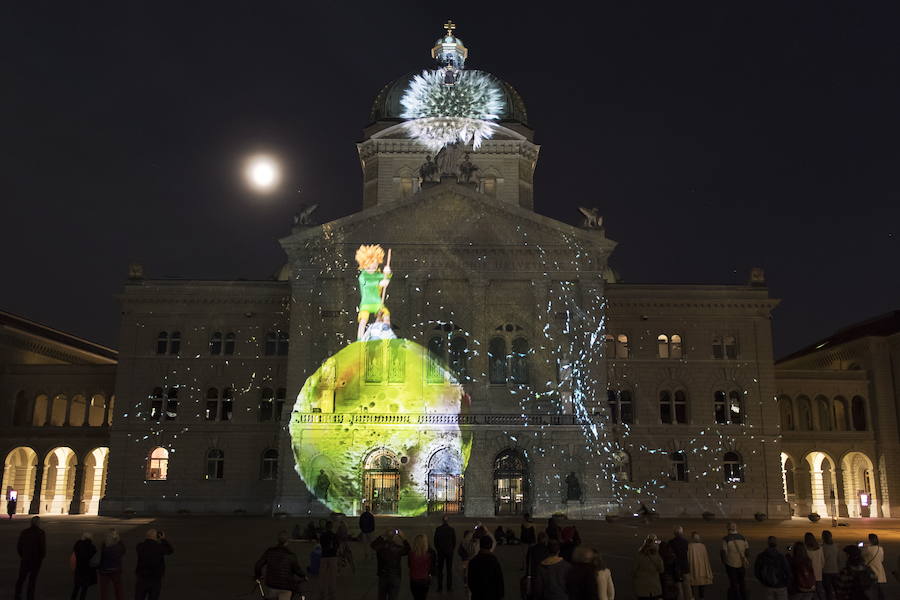 El espectáculo de luz 'Rendez-vous Bundesplatz' proyecta imágenes de 'Le Petit Prince' (El Principito) del autor Antoine de Saint-Exupery en la fachada de la Bundeshaus (Edificio del Parlamento) en la plaza Bundesplatz en Berna (Suiza). El espectáculo multimedia se puede ver de forma gratuita del 19 de octubre al 24 de noviembre.