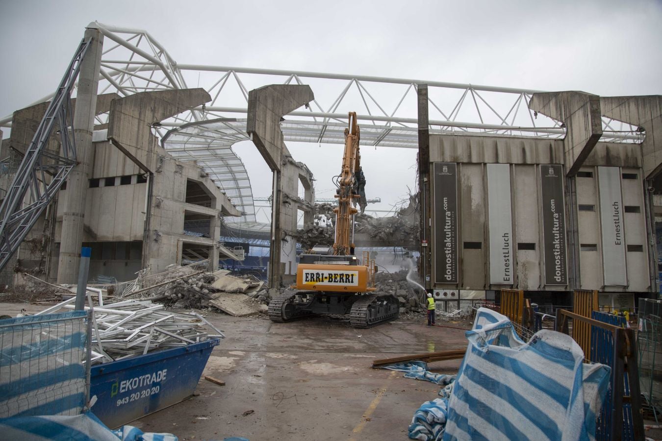 Una vez finalizados las maniobras en el interior del campo, la maquina especializada ha comenzado las labores de demolición parcial de la tribuna. Los pilares que sujetaban la cubierta ya retirada se irán tirando una vez se retiren los escombros de hormigón.