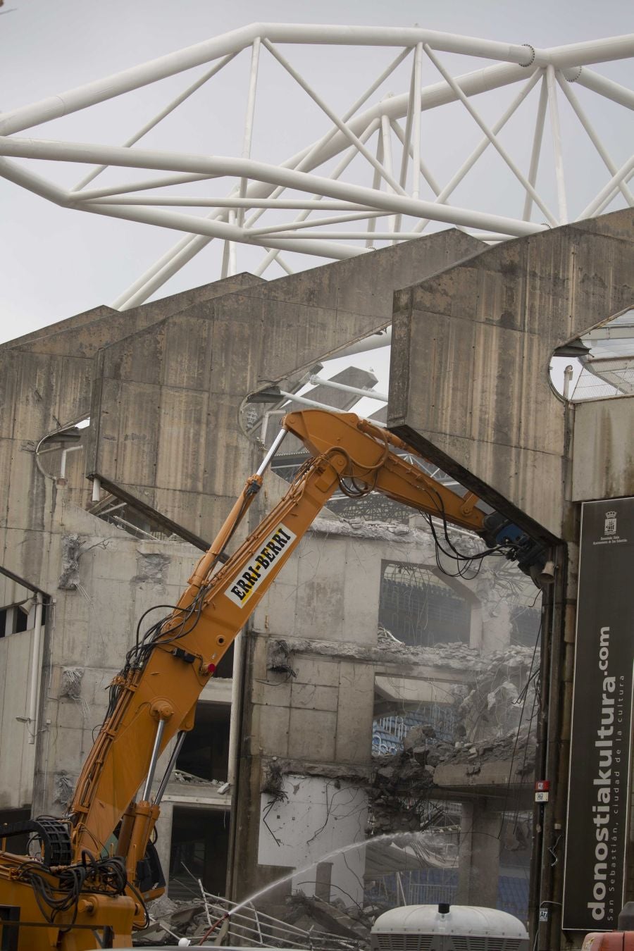 Una vez finalizados las maniobras en el interior del campo, la maquina especializada ha comenzado las labores de demolición parcial de la tribuna. Los pilares que sujetaban la cubierta ya retirada se irán tirando una vez se retiren los escombros de hormigón.