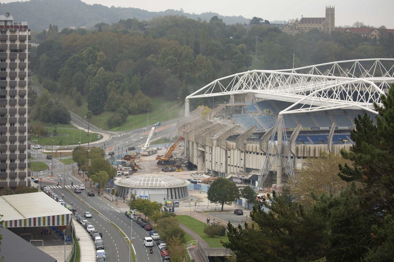 Una vez finalizados las maniobras en el interior del campo, la maquina especializada ha comenzado las labores de demolición parcial de la tribuna. Los pilares que sujetaban la cubierta ya retirada se irán tirando una vez se retiren los escombros de hormigón.