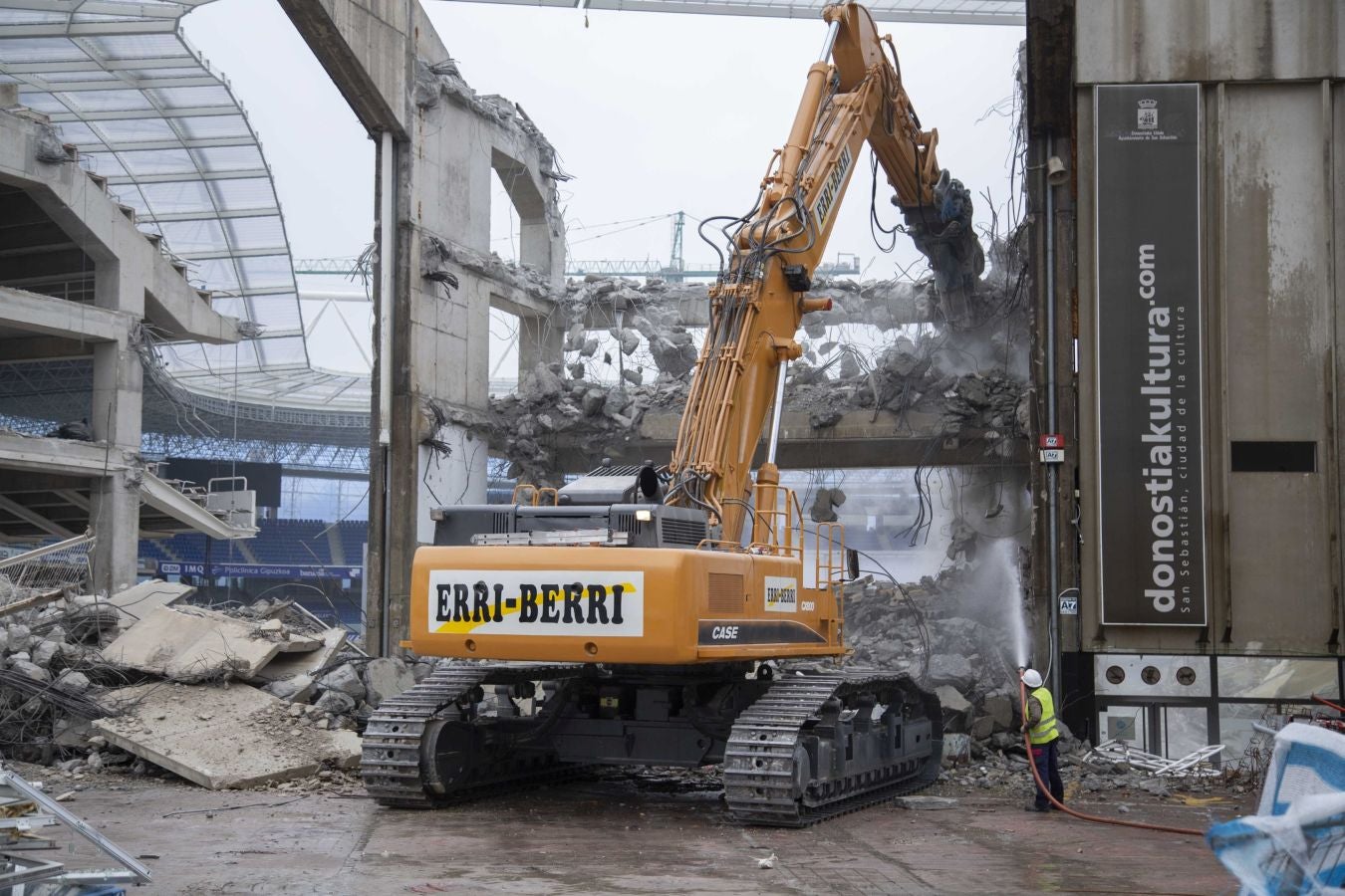Una vez finalizados las maniobras en el interior del campo, la maquina especializada ha comenzado las labores de demolición parcial de la tribuna. Los pilares que sujetaban la cubierta ya retirada se irán tirando una vez se retiren los escombros de hormigón.