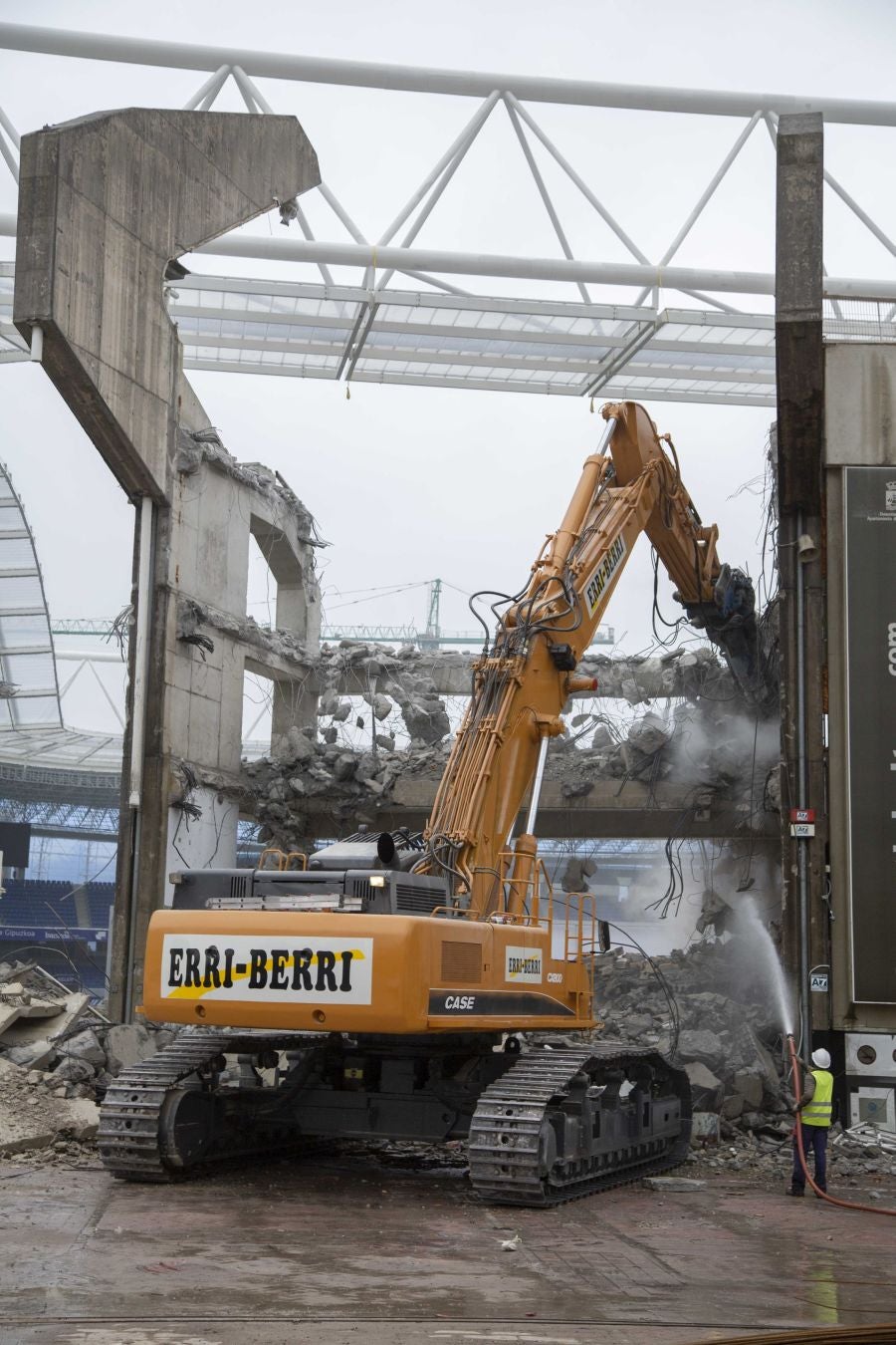 Una vez finalizados las maniobras en el interior del campo, la maquina especializada ha comenzado las labores de demolición parcial de la tribuna. Los pilares que sujetaban la cubierta ya retirada se irán tirando una vez se retiren los escombros de hormigón.