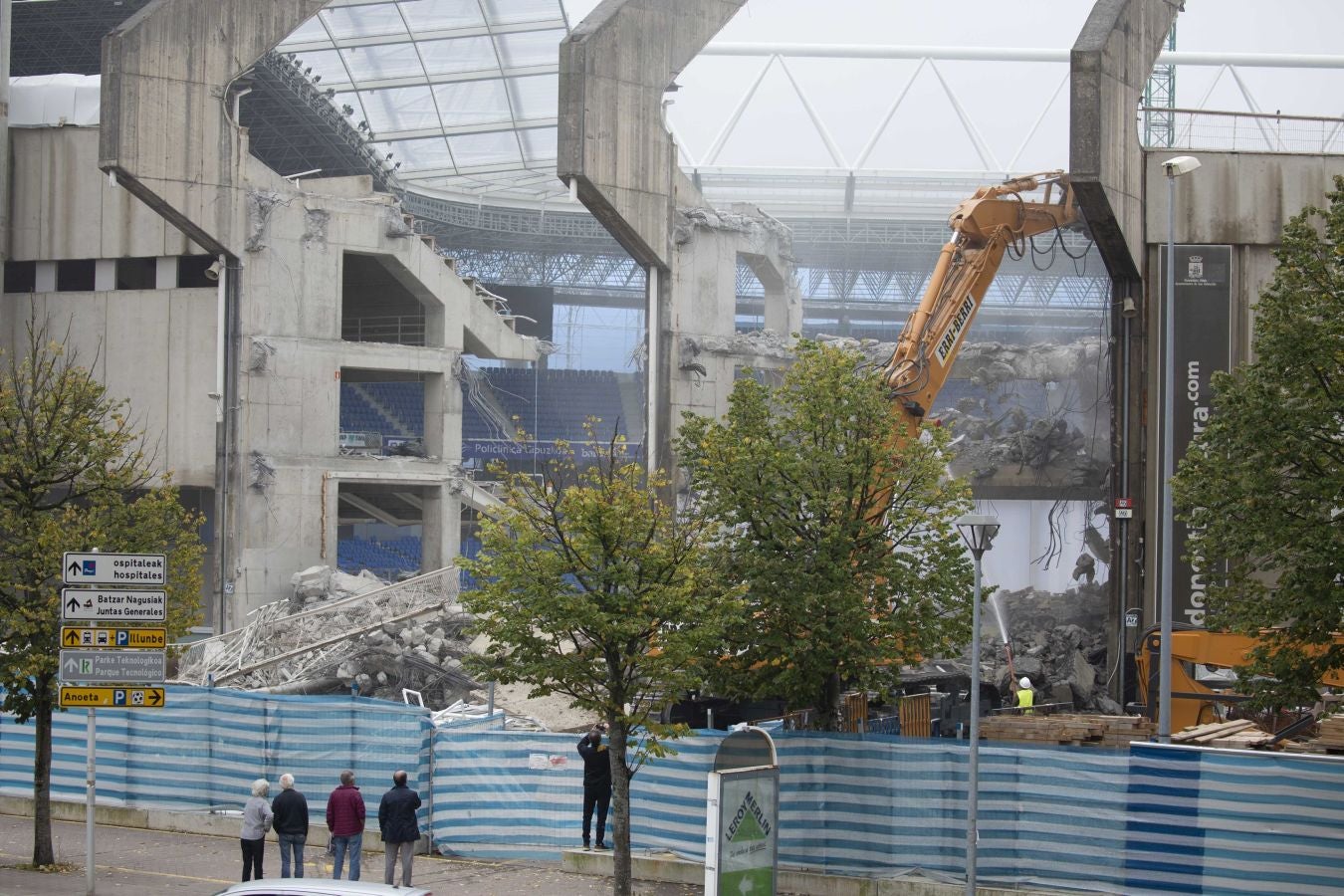 Una vez finalizados las maniobras en el interior del campo, la maquina especializada ha comenzado las labores de demolición parcial de la tribuna. Los pilares que sujetaban la cubierta ya retirada se irán tirando una vez se retiren los escombros de hormigón.