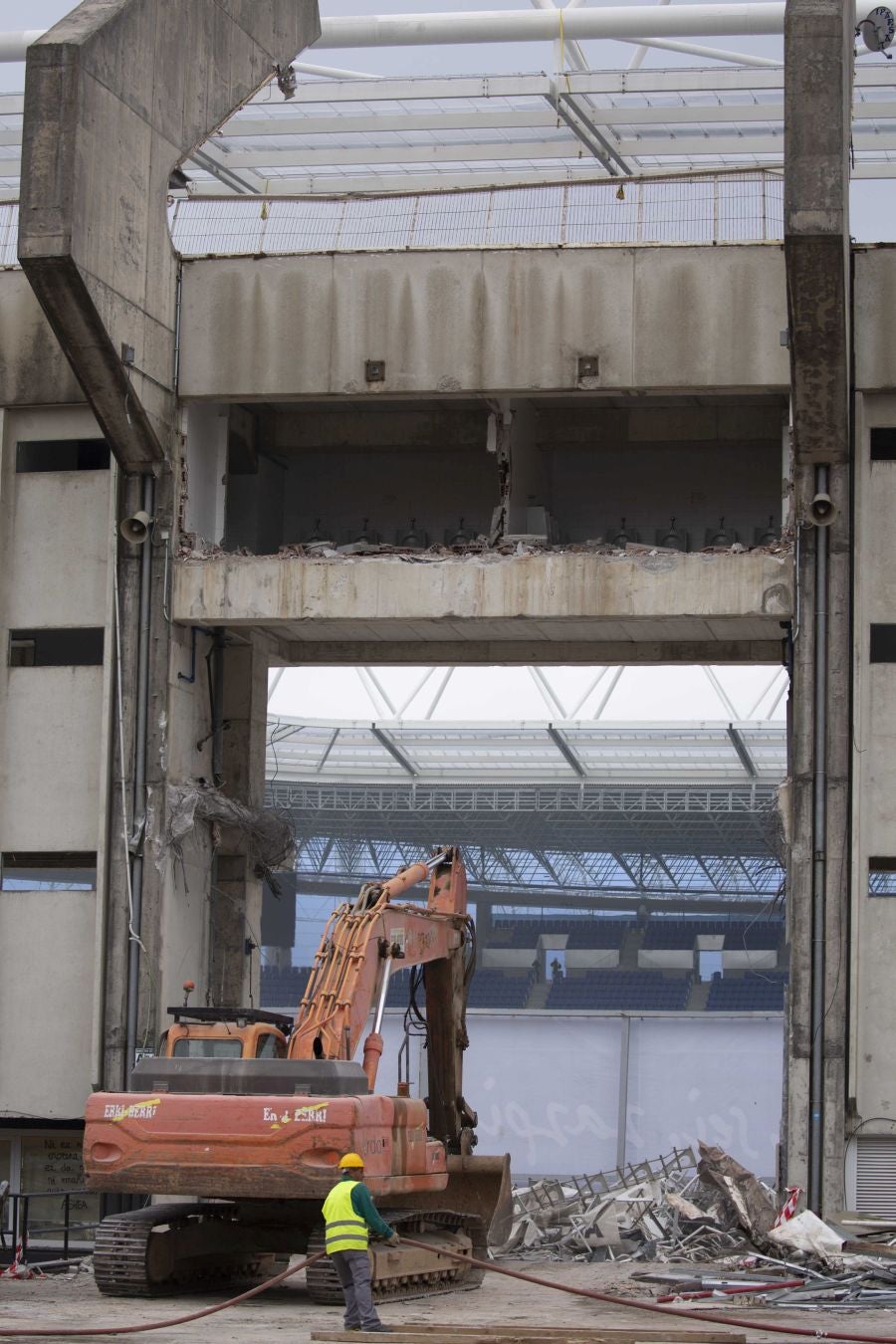 Una vez finalizados las maniobras en el interior del campo, la maquina especializada ha comenzado las labores de demolición parcial de la tribuna. Los pilares que sujetaban la cubierta ya retirada se irán tirando una vez se retiren los escombros de hormigón.