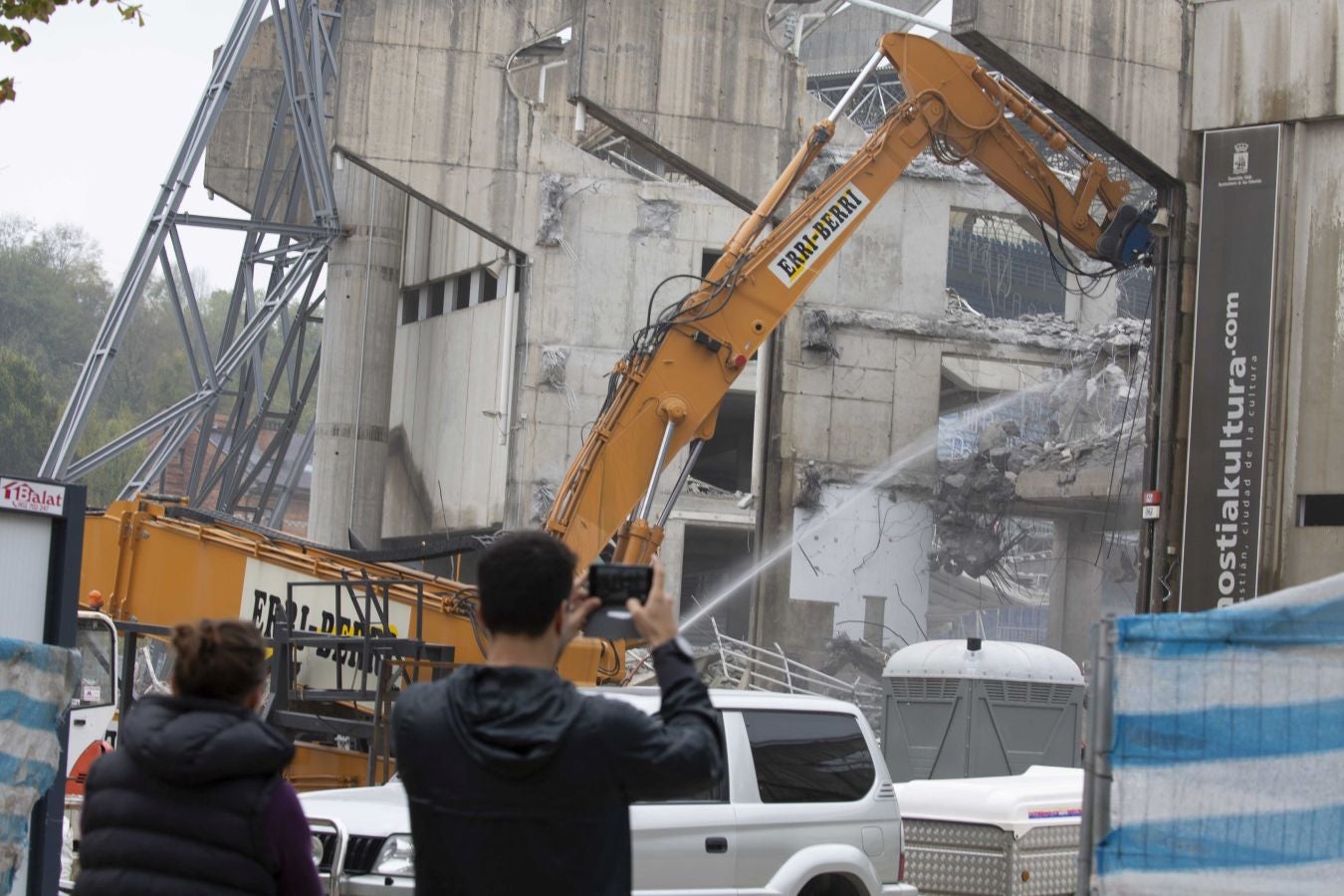 Una vez finalizados las maniobras en el interior del campo, la maquina especializada ha comenzado las labores de demolición parcial de la tribuna. Los pilares que sujetaban la cubierta ya retirada se irán tirando una vez se retiren los escombros de hormigón.