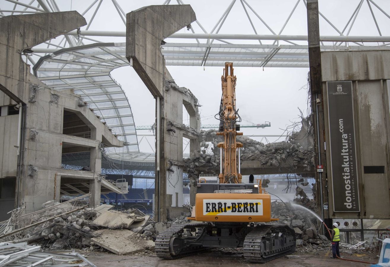 Una vez finalizados las maniobras en el interior del campo, la maquina especializada ha comenzado las labores de demolición parcial de la tribuna. Los pilares que sujetaban la cubierta ya retirada se irán tirando una vez se retiren los escombros de hormigón.