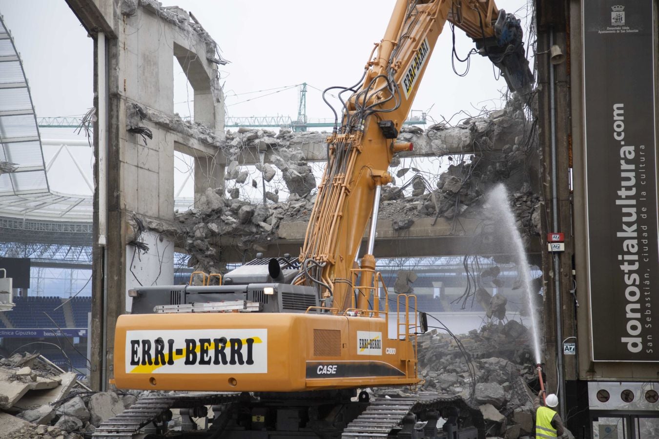 Una vez finalizados las maniobras en el interior del campo, la maquina especializada ha comenzado las labores de demolición parcial de la tribuna. Los pilares que sujetaban la cubierta ya retirada se irán tirando una vez se retiren los escombros de hormigón.