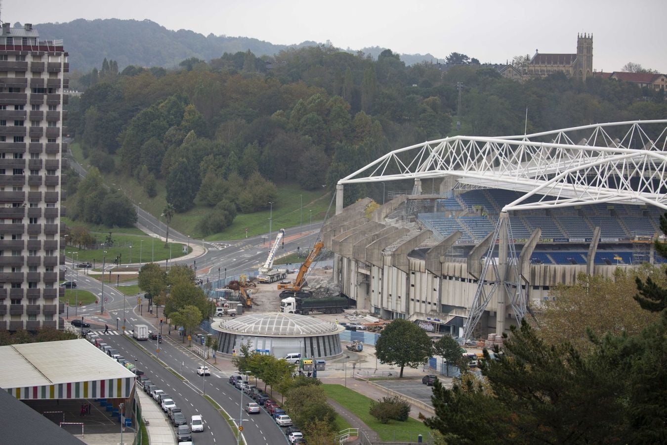 Una vez finalizados las maniobras en el interior del campo, la maquina especializada ha comenzado las labores de demolición parcial de la tribuna. Los pilares que sujetaban la cubierta ya retirada se irán tirando una vez se retiren los escombros de hormigón.