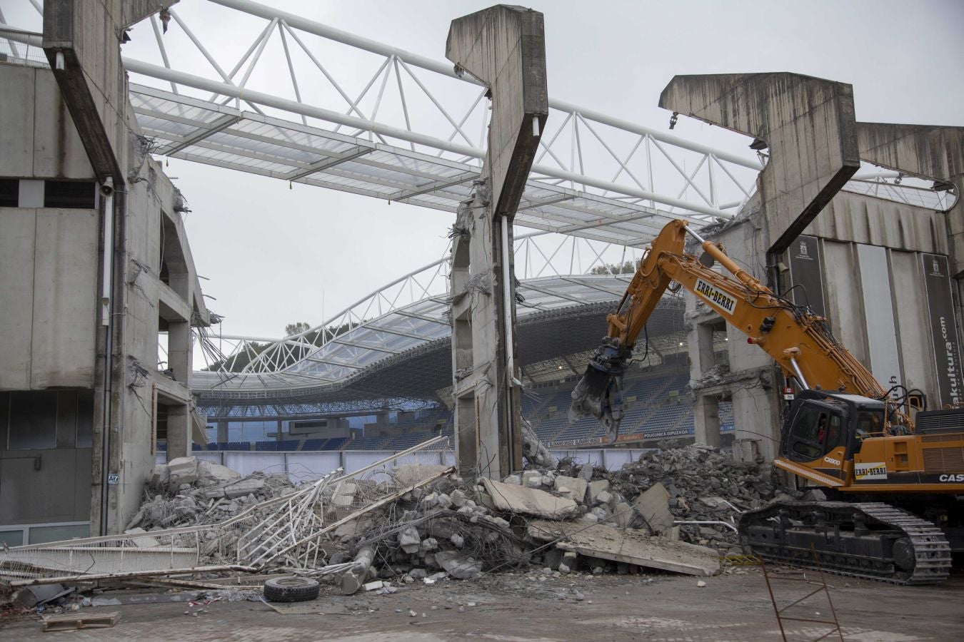 Una vez finalizados las maniobras en el interior del campo, la maquina especializada ha comenzado las labores de demolición parcial de la tribuna. Los pilares que sujetaban la cubierta ya retirada se irán tirando una vez se retiren los escombros de hormigón.