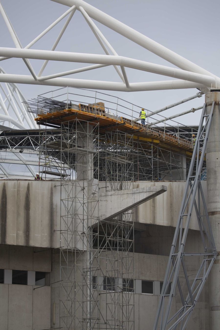 Una vez finalizados las maniobras en el interior del campo, la maquina especializada ha comenzado las labores de demolición parcial de la tribuna. Los pilares que sujetaban la cubierta ya retirada se irán tirando una vez se retiren los escombros de hormigón.