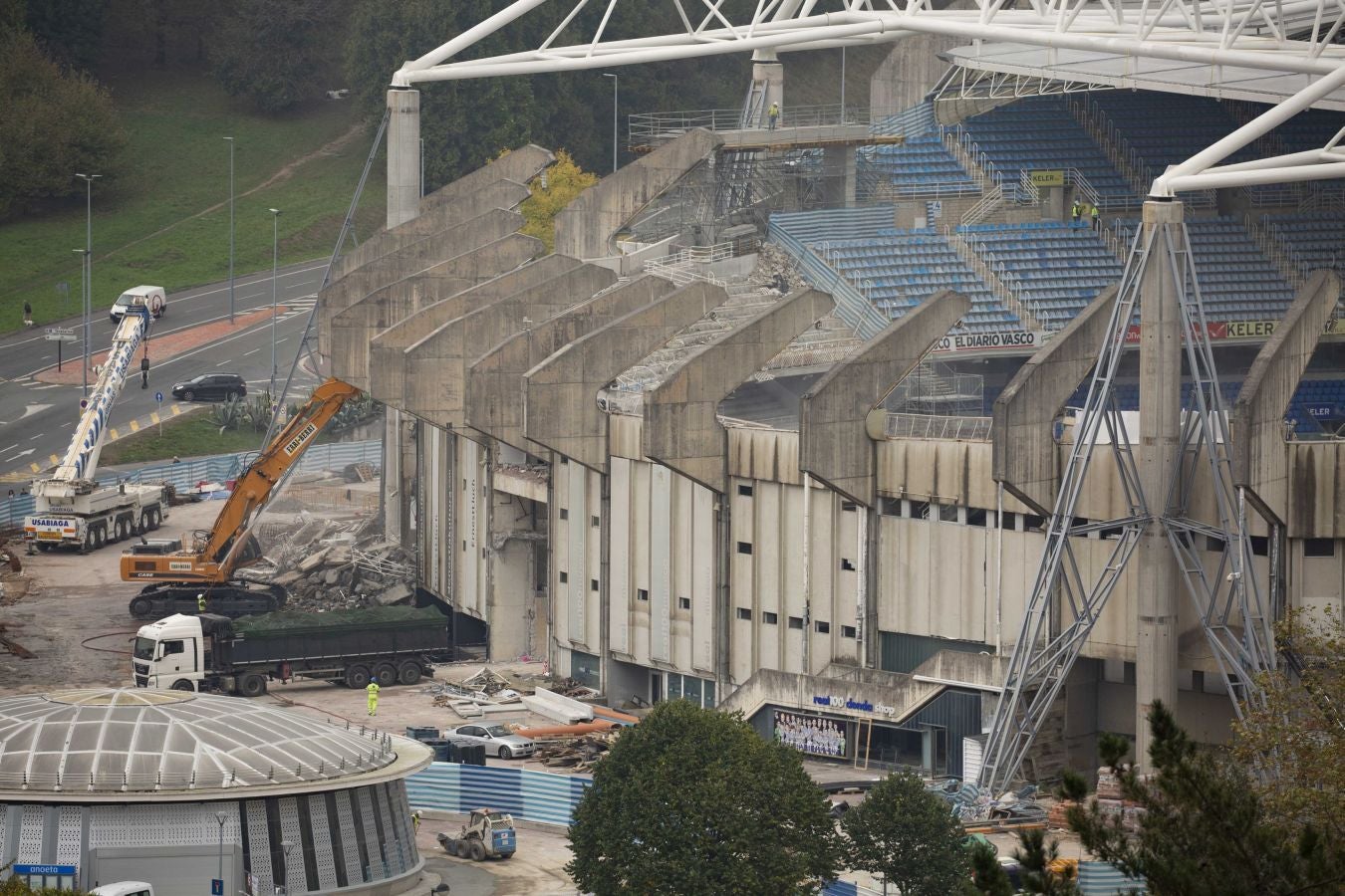 Una vez finalizados las maniobras en el interior del campo, la maquina especializada ha comenzado las labores de demolición parcial de la tribuna. Los pilares que sujetaban la cubierta ya retirada se irán tirando una vez se retiren los escombros de hormigón.