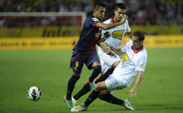 Fernando Navarro hace una entrada a Alexis Sánchez en un Sevilla-Barcelona de septiembre de 2012. 