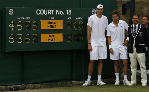 Isner y Mahut posan con el marcador del partido más largo de la historia 