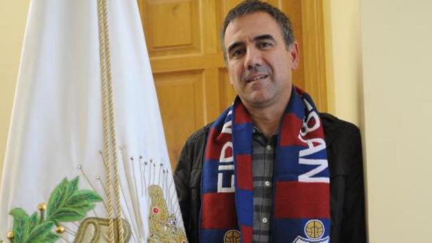 Miguel de los Toyos posa con la bandera de la ciudad y una bufanda del club.