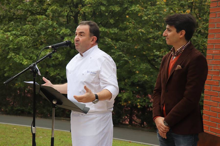 El cocinero Martin Berasategi ya tiene su escultura dedicada en su parque del mismo nombre, en Lasarte-Oria.