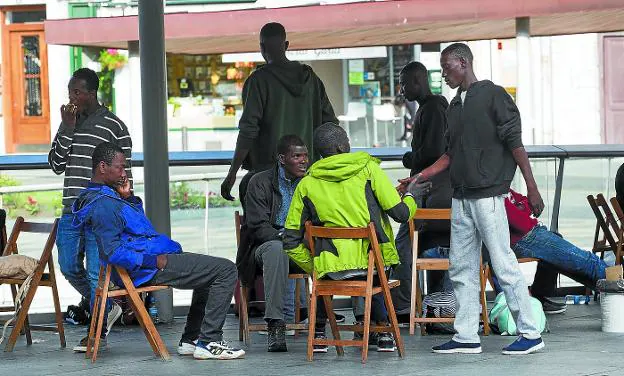 Varios migrantes descansan ayer en el dispositivo puesto en marcha por colectivos en la plaza San Juan de Irun.