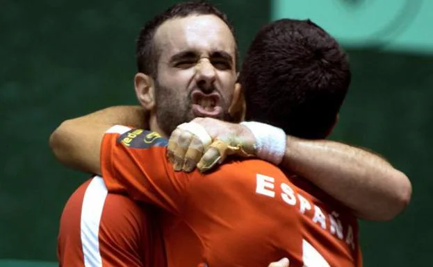 Xabi Santxo y Aitor Gorrotxategi se abrazan tras la victoria. 