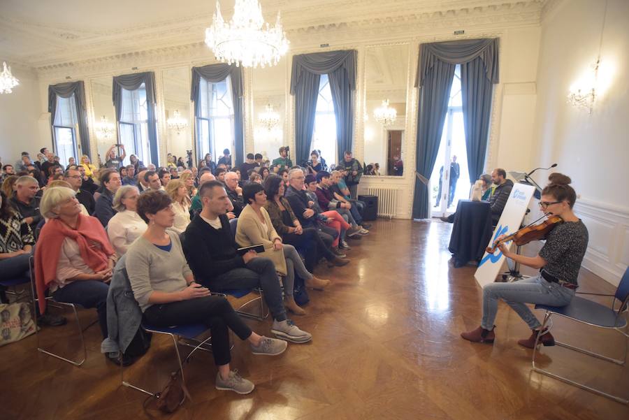 Miles de personas han participado este sábado en una manifestación bajo el lema 'Orain presoak', a favor de los miembros de ETA encarcelados. 