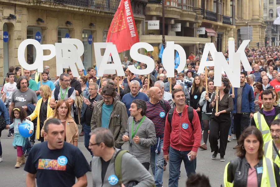 Miles de personas han participado este sábado en una manifestación bajo el lema 'Orain presoak', a favor de los miembros de ETA encarcelados. 