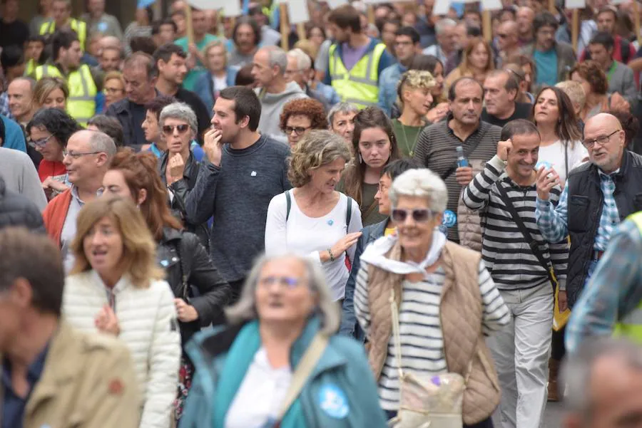 Miles de personas han participado este sábado en una manifestación bajo el lema 'Orain presoak', a favor de los miembros de ETA encarcelados. 