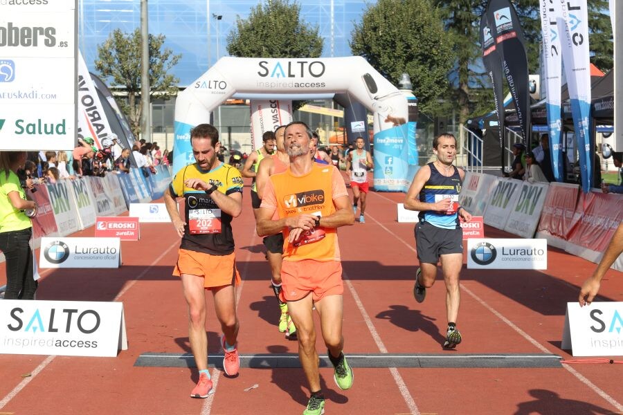 Eneko Agirrezabal (Segura, 32 años) y Maite Arraiza (Lazkao, 31 años) ganaron esta mañana la XXII edición de la Salto Systems Clásica de San Sebastián que contó con un espléndido día para la práctica deportiva. De los cerca de 3.000 inscritos partieron desde la Avenida de Madrid 2.660 participantes distribuidos entre todas las modalidades del evento.