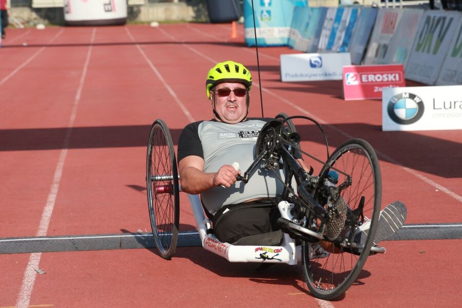 Eneko Agirrezabal (Segura, 32 años) y Maite Arraiza (Lazkao, 31 años) ganaron esta mañana la XXII edición de la Salto Systems Clásica de San Sebastián que contó con un espléndido día para la práctica deportiva. De los cerca de 3.000 inscritos partieron desde la Avenida de Madrid 2.660 participantes distribuidos entre todas las modalidades del evento.