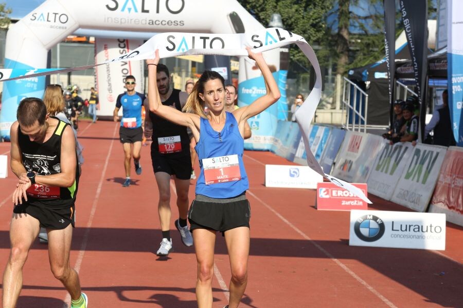 Eneko Agirrezabal (Segura, 32 años) y Maite Arraiza (Lazkao, 31 años) ganaron esta mañana la XXII edición de la Salto Systems Clásica de San Sebastián que contó con un espléndido día para la práctica deportiva. De los cerca de 3.000 inscritos partieron desde la Avenida de Madrid 2.660 participantes distribuidos entre todas las modalidades del evento.