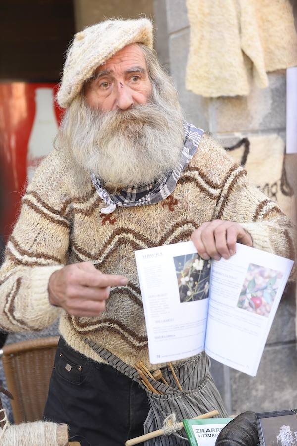 Antzinako bizimodua eta baserritarren lanbideak berreskuratu zituzten ataundarrek Ohitura Zaharren Egunean.