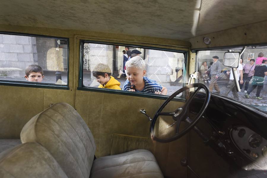 Antzinako bizimodua eta baserritarren lanbideak berreskuratu zituzten ataundarrek Ohitura Zaharren Egunean.