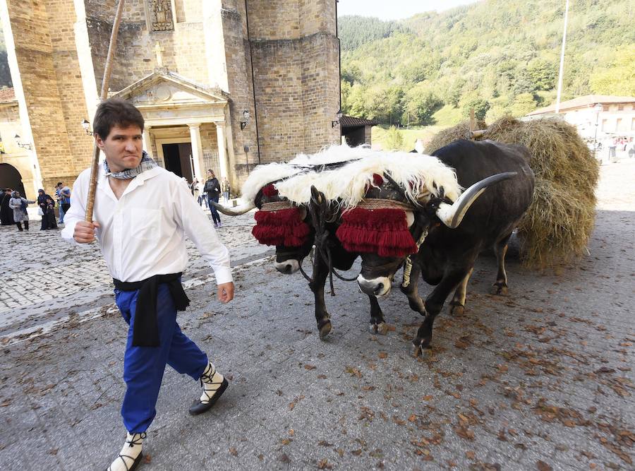 Antzinako bizimodua eta baserritarren lanbideak berreskuratu zituzten ataundarrek Ohitura Zaharren Egunean.