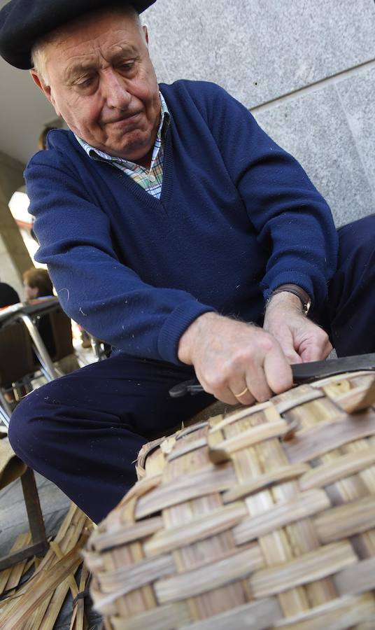 Antzinako bizimodua eta baserritarren lanbideak berreskuratu zituzten ataundarrek Ohitura Zaharren Egunean.