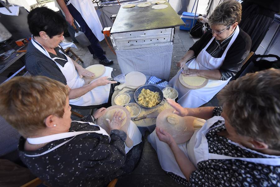 Antzinako bizimodua eta baserritarren lanbideak berreskuratu zituzten ataundarrek Ohitura Zaharren Egunean.