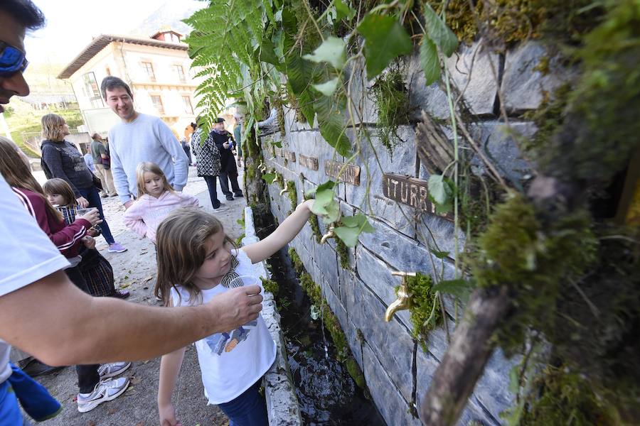 Antzinako bizimodua eta baserritarren lanbideak berreskuratu zituzten ataundarrek Ohitura Zaharren Egunean.