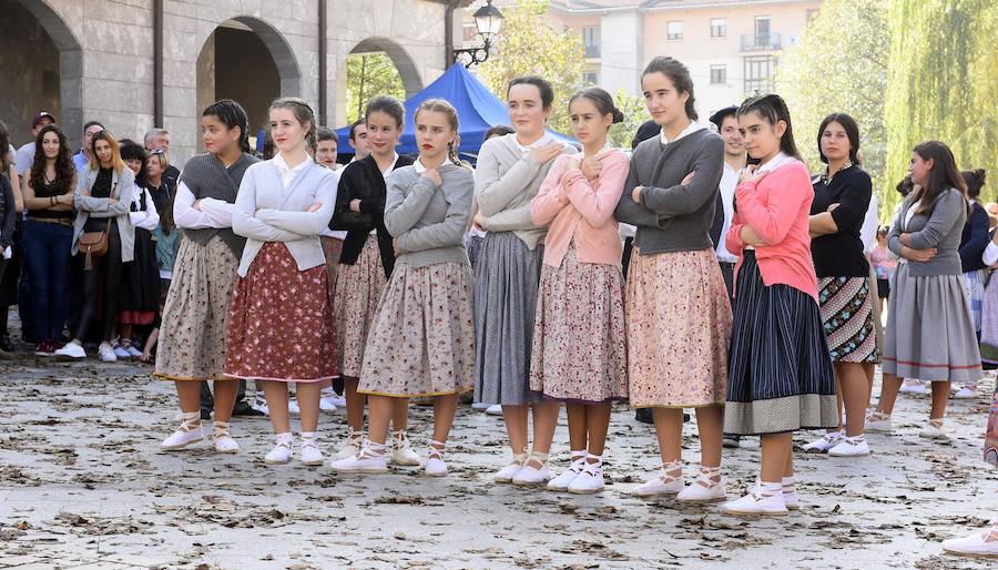 Antzinako bizimodua eta baserritarren lanbideak berreskuratu zituzten ataundarrek Ohitura Zaharren Egunean.