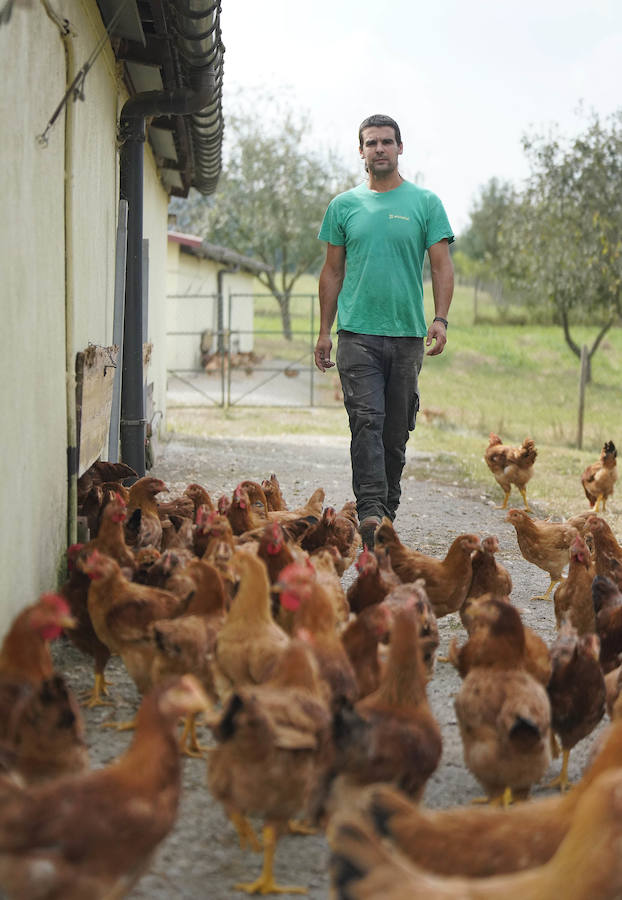 Gorka Iruretagoiena es un joven guipuzcoano que está orgulloso de formar parte del grupo de especialistas que hace sustituciones en un mundo, el rural, en el que es complejo tener días de fiesta