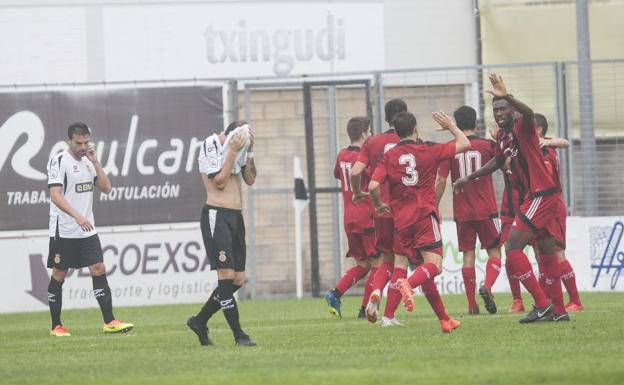 Los unionistas se mostraron cabizbajos tras el gol marcado por el Arenas de Getxo.