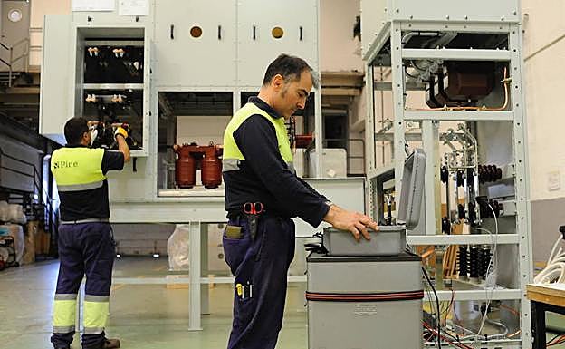 Dos trabajadores en una empresa.