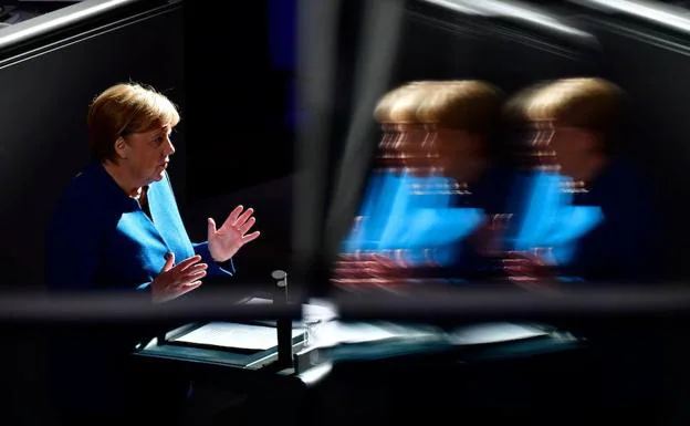 Angela Merkel interviene en el Parlamento alemán.