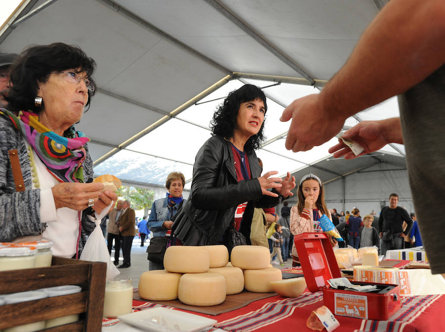 Las productoras de leche llegaron el domingo hasta el centro de Eibar en una animada feria que ofreció lana, esquilada y trabajada, y quesos del Bajo Deba.