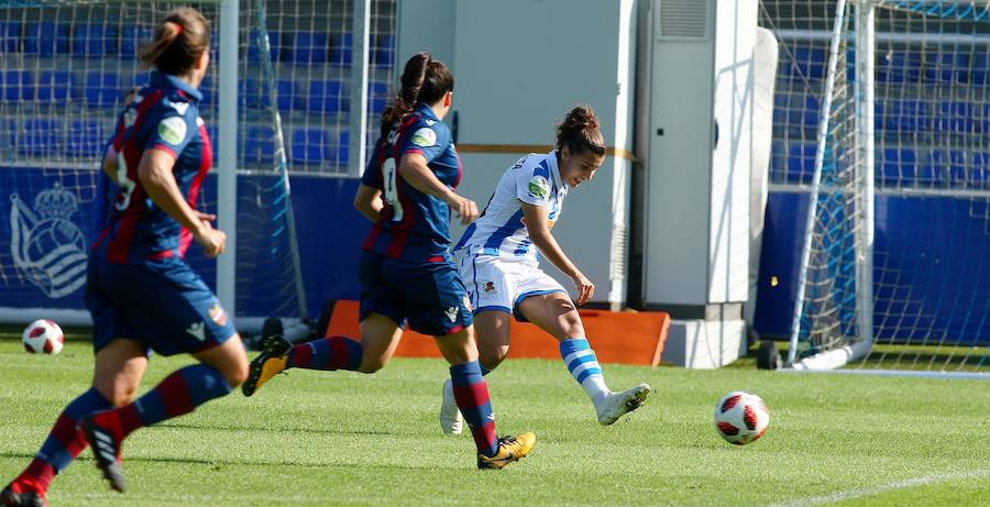 La Real Sociedad no ha podido superar al Levante UD este domingo en Zubieta. Las txuri-urdin tenían todo de su parte: un equipo muy motivado, sol y temperatura perfecta para disputar la batalla y una afición que no ha dejado de animar sus colores durante los más de 90 minutos de partido. Pero, a pesar de contar con todos los ingredientes, cuando el árbitro ha dado por finalizada la reñida disputa entre la Real y el Levante UD, el luminoso marcaba un claro 1-2 a favor de las visitantes.